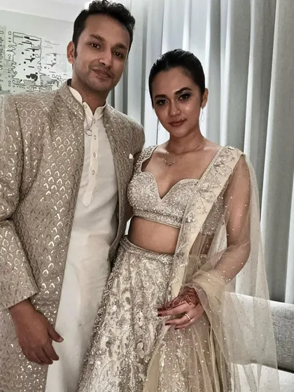 Another stunning couple in our champagne gold collection. This look is all about regal elegance, perfect for making a statement at any grand event.