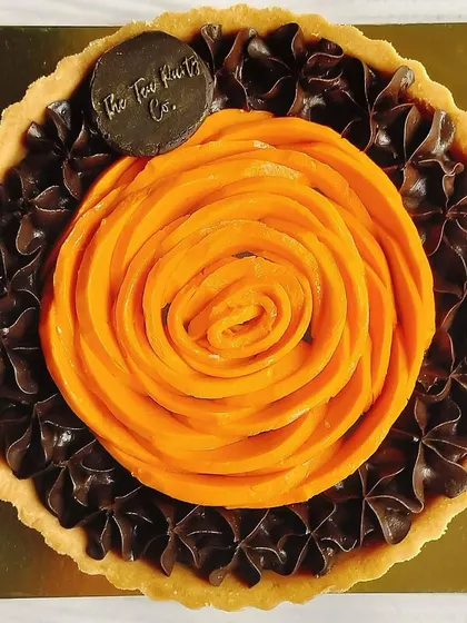 A surprising and delicious combination: my Dark Chocolate & Mango tart. The rich, slightly bitter chocolate pairs beautifully with the sweet, tropical flavor of the mango rose.