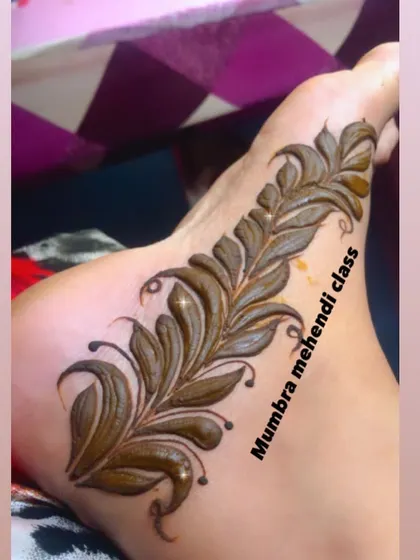 The fresh paste of the bold leaf design on the foot.