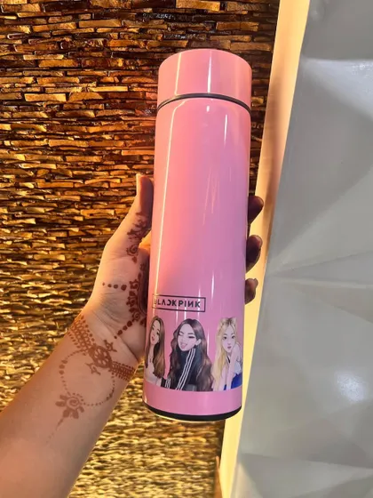 A closer look at the custom pink bottle featuring the members of BLACKPINK. This is a great gift idea for any K-pop fan to show off their favorite group.