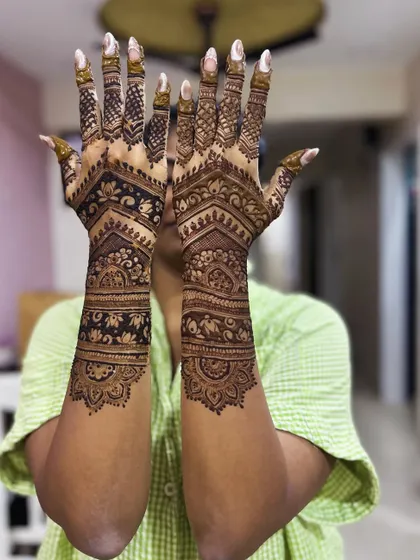 A look at the back of the hands for a full bridal set. This design features bands of elephants and lotuses, creating a beautiful and continuous pattern from front to back.