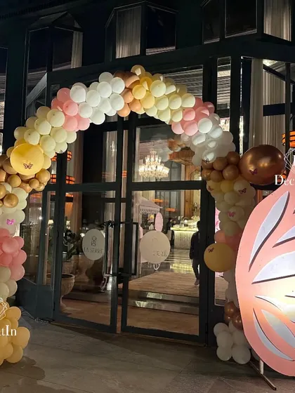 A duplicate of ID 38, capturing the full arc of the balloon garland over the venue's entrance.