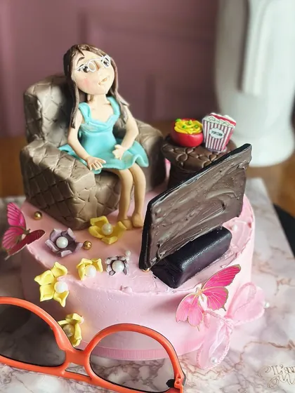 Bringing the laughs of Taarak Mehta Ka Ooltah Chashmah to a celebration. This cake is for the ultimate fan, featuring a cozy scene of watching the show with popcorn.