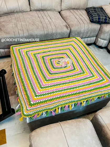 Here you can see the detail of the small flower in the center and the handmade tassels on the large table cover. These little details make each piece special.