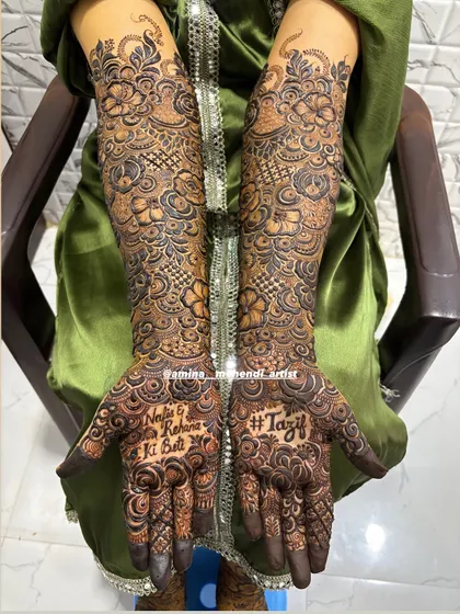 This bride's mehendi includes her wedding hashtag '#Tazif' and a special dedication, 'Nafis & Rehana Ki Beti' (Daughter of Nafis & Rehana).