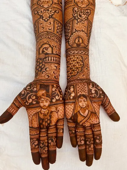 A close-up of a beautiful couple portrait. My goal is to make the faces look realistic and full of expression, turning your hands into a canvas for your love story.