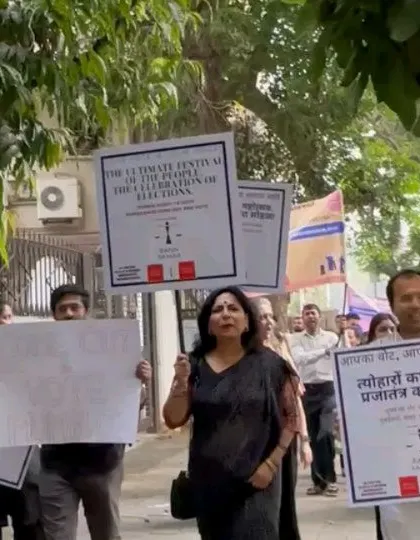 Leading the Rannsamar Foundation's voter awareness walk. It is heartening to see so many citizens and students joining us to encourage Mumbaikars to come out and vote in the assembly elections.