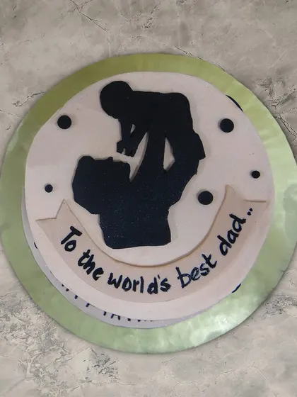 We send a clear message of love with this "World's Best Dad" cake. A simple yet powerful silhouette of a father lifting his child is the centerpiece of this heartfelt design, perfect for showing appreciation on Father's Day.