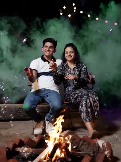 Creating a cozy and fun atmosphere with a bonfire, smoke effects, and bubbles for a night shoot. This setup is great for capturing playful and relaxed moments between a couple.