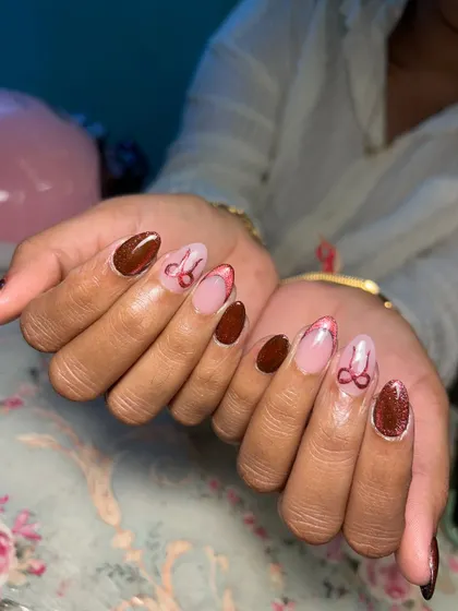 Cute and glamorous at the same time. This set features a shimmery red cat eye polish with hand-painted bow details on the accent nails.