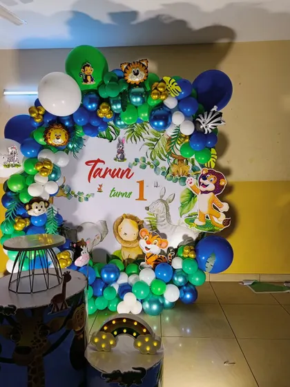 A close-up of the jungle-themed balloon frame, filled with animal characters and vibrant colors.