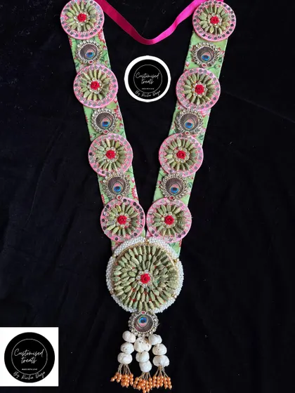 This traditional Holi garland is made with fragrant elaichi (cardamom) and premium almonds, blending taste and tradition.