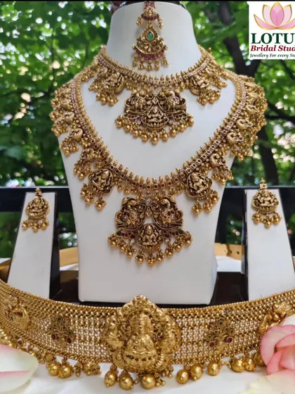 A classic temple jewellery set with Lakshmi motifs, perfect for a traditional muhurtham ceremony.