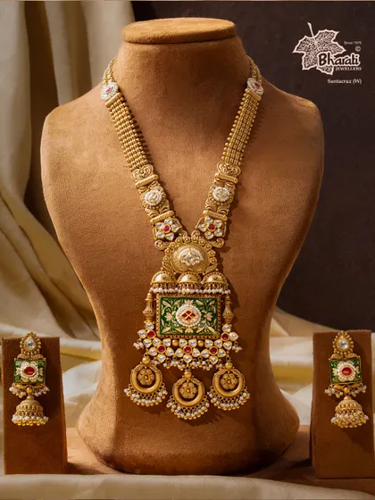 Painted in tradition, this Meenakari and Khakha Moti long antique set is a celebration of timeless artistry. The large, rectangular pendant showcases hand-enameled precision, complemented by the antique charm of khakha moti (pearls).