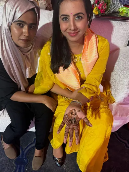 A wonderful moment with actress Sanjjanaa Galrani, who was delighted with her intricate henna design.