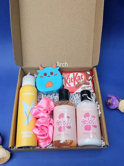 Our affordable sister's hamper, unboxed. It's a simple yet sweet gesture to show her you care, with a collection of fun and useful items she'll love.