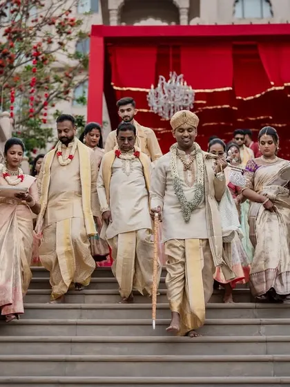 The groom's procession, a key part of the wedding ceremony filled with family and tradition. We document every step of this important journey.