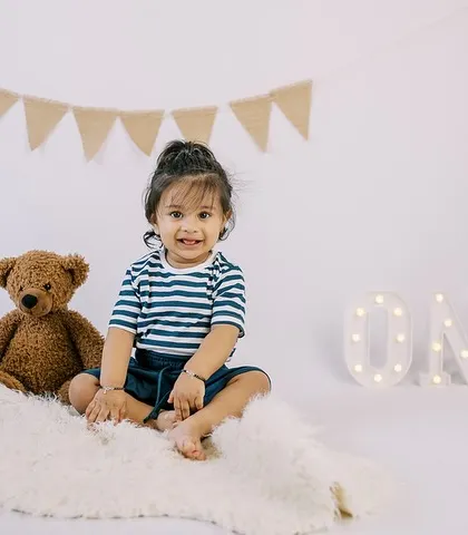 A simple and timeless setup for a first birthday shoot. With a clean background and a few props, the focus remains entirely on your adorable one-year-old.