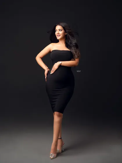 A simple, elegant, and powerful pose. My workshops cover how to create stunning solo portraits that highlight the beauty of the mother-to-be.