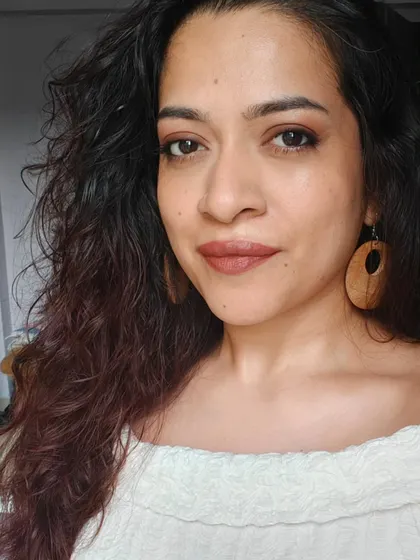 An earthy, warm-toned makeup look. I love using bronze and brown shades for a sultry, sun-kissed effect, paired with wooden earrings.