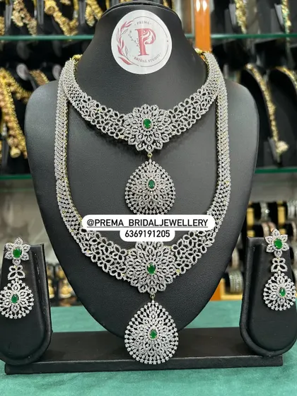 A floral-inspired AD and emerald set.