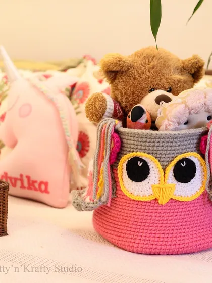 Another shot of the Owlie Basket, ready to help organize a child's room with its cheerful and friendly face.