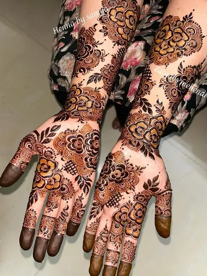 A gorgeous floral design for Eid, with roses and leaves scattered across the hands.