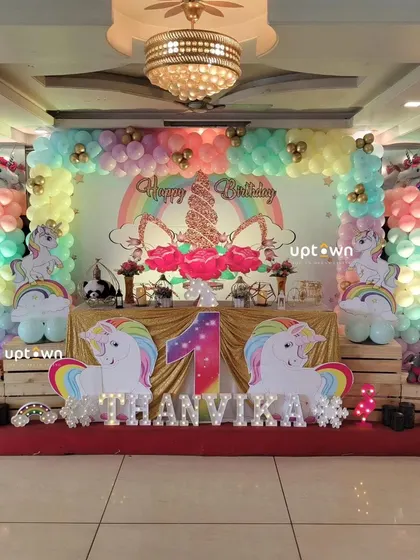 A wide shot of the unicorn-themed stage.