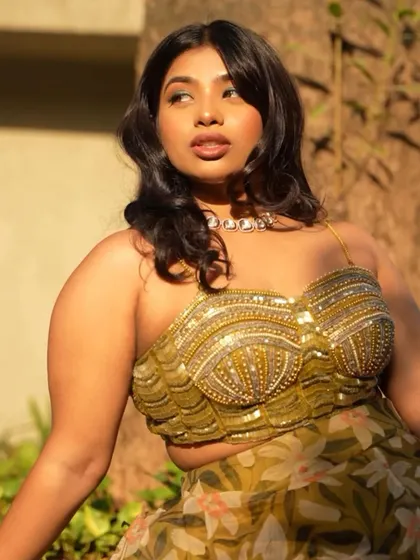 The golden hour light is perfect for showing off that glow. This is a beautiful, warm look for any bride-to-be.