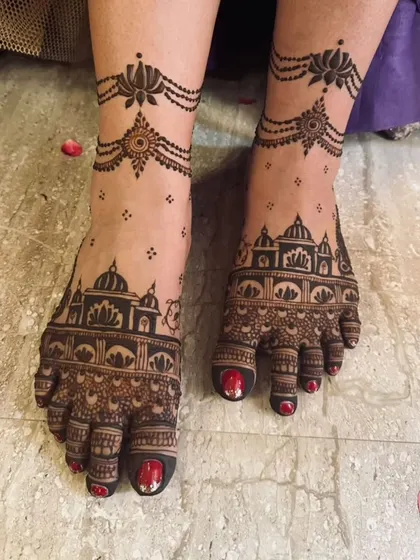This bridal foot design features a beautiful depiction of a palace or temple, paired with delicate lotus anklets.