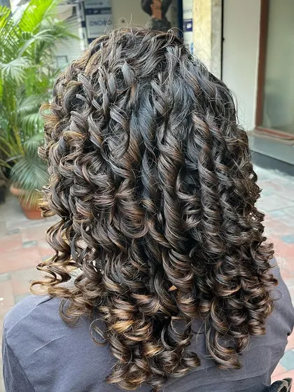 Bleach-free caramel balayage highlights for Varshini, treated with Manetain’s Bond Repair Therapy.