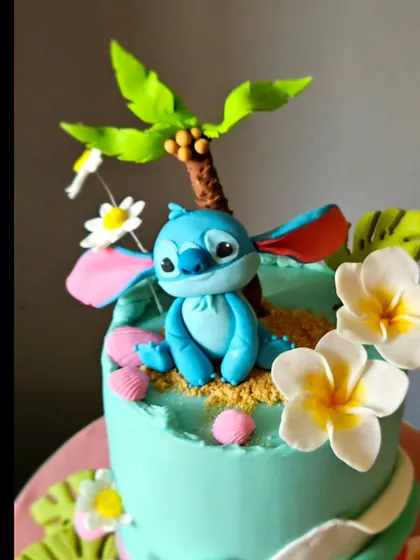 Another close-up of the Stitch topper, showing the details of the coconut tree and the delicate, wired daisies.