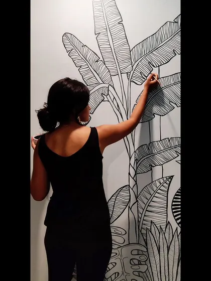 Here I am, adding the final touches to the banana leaves. This style requires a steady hand and a lot of patience, but the result is always worth it.