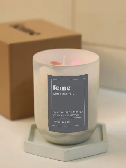 Mood for the weekend: read a book and relax with our 'White Magnolia' holographic jar candle.