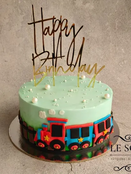 This train-themed cake uses a 2D fondant train, which is a great way to add detail without using too much fondant. The 1 kg Milk & Cookies cake is perfect for a little one's birthday.