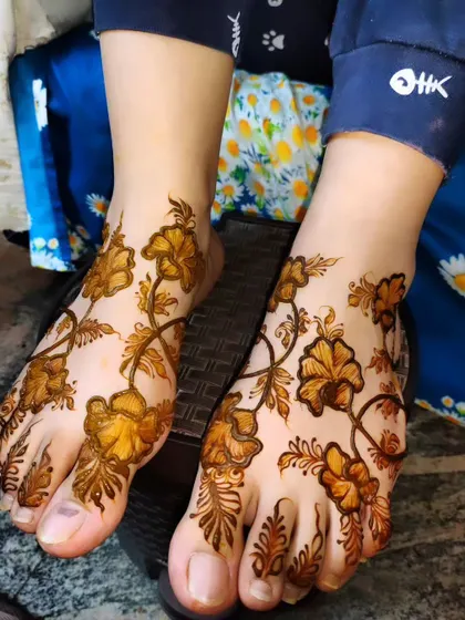 A final look at the lovely floral vine foot design, a popular choice for its elegance.