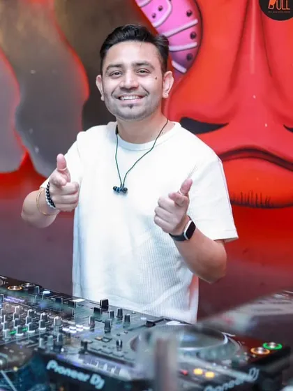 Thumbs up for the vibe at Tipsy Bull Koramangala. You know where to find me on Wednesdays.