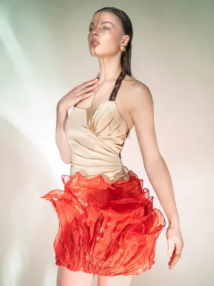 This "sunlit dream" effect was created in the studio. We learn to use light to mimic the quality of natural sunlight, creating warm, glowing images with interesting light patterns and textures.