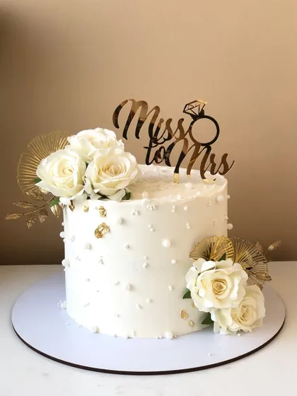 A clean, straight-on shot of the "Miss to Mrs" bridal shower cake.