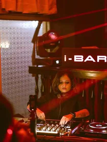 Another perspective from the i-Bar gig, showing the connection with the crowd. Being able to see and react to the people in front of me is essential to how I perform.
