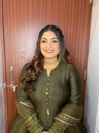 Bringing out the natural beauty and that pretty smile. This no-filter, no-edit look is all about a touch of glam that feels light and fresh.