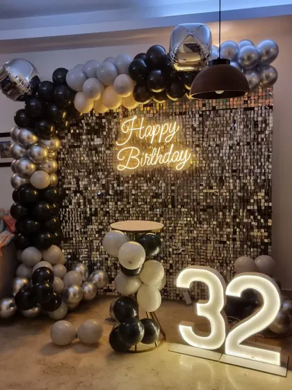 The complete black and silver decoration for a stylish 32nd birthday party.