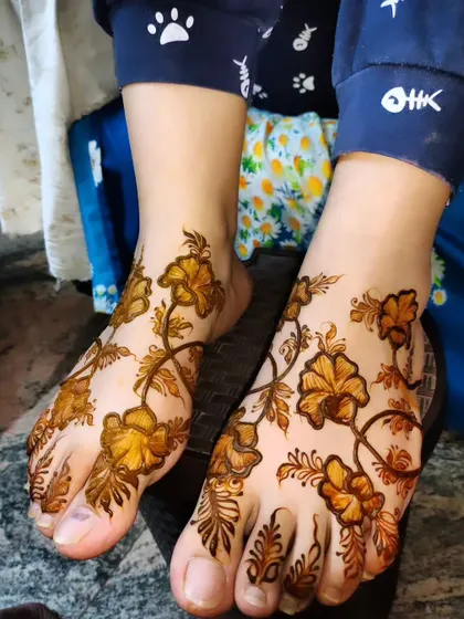 Another view of the beautiful floral vine foot design, perfect for any festive occasion.