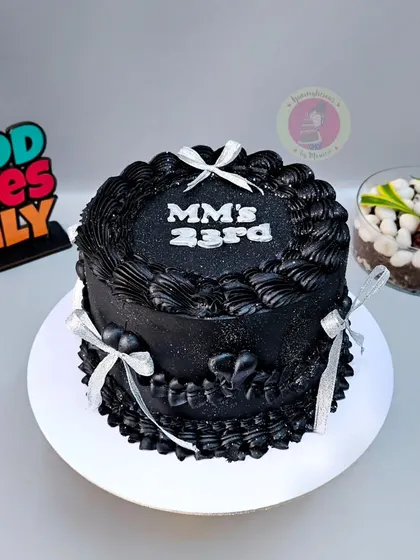 Another view of the glamorous black vintage cake with silver glitter details.