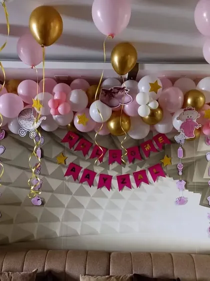 A full shot of the welcome home balloon and banner arrangement.