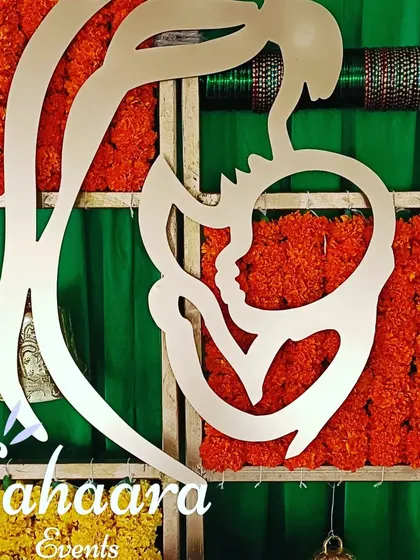 A close-up of the mother-and-child motif used in our baby shower decorations. This beautiful detail adds a layer of meaning and artistry to the event's backdrop.