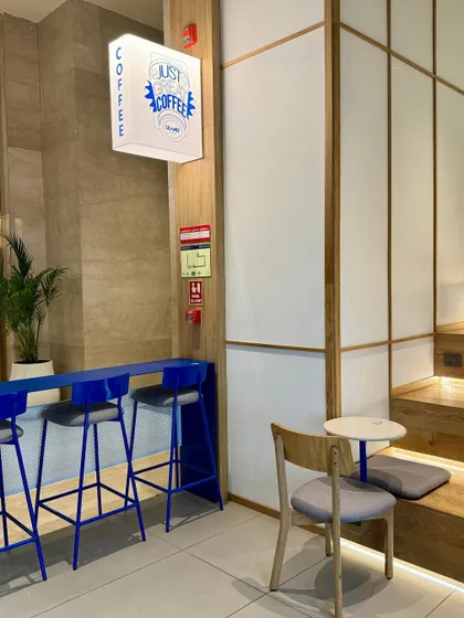 A duplicate of image 3, showing the seating arrangement with the blue counter.