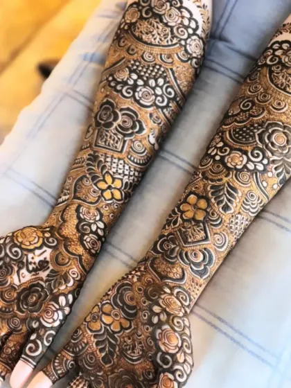 A stunning full-coverage design where the patterns flow seamlessly from the fingertips to the elbow.