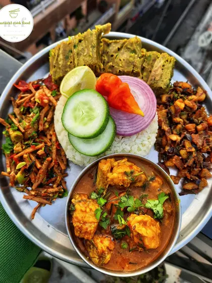 A special thali featuring Sareng (a type of fish), Paknam (a savory steamed cake), Yongchak Singju, and a side of salted fish kanghou.