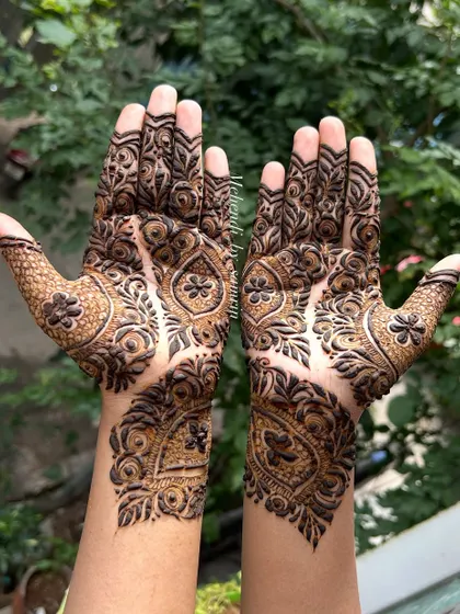 Another view of the elegant leaf-based design, showing how it looks with the hands open.